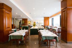 リオデジャネイロにあるAugusto's Rio Copa Hotelのテーブルと椅子が備わるレストラン