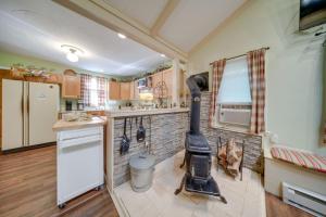 Gallery image of Earths River Retreat Kayaks Wineries and GOTL in Geneva