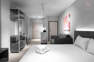 sypialnia z białym łóżkiem i salonem w obiekcie Modeco, Nilie Hospitality MGMT w Salonikach +2 zdjęcia