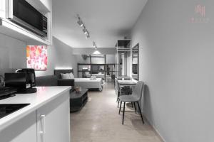 kuchnia i salon z kanapą i stołem w obiekcie Modeco, Nilie Hospitality MGMT w Salonikach