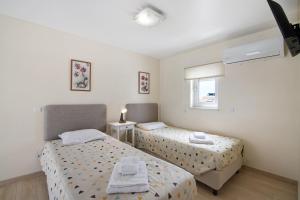 Un pat sau paturi într-o cameră la Numar Residence A E +24 fotografii