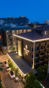 Nespecifikovaný výhled na hory nebo výhled na hory při pohledu z hotelu