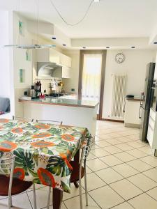 Dapur atau dapur kecil di Villa con ampio giardino esterno e piscina condominiale