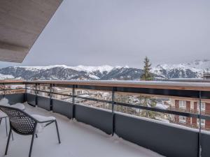 balcone con vista sulle montagne innevate di Location 5 pers. à Courchevel - 2 pas des pistes, centre station, spa, parking inclus, WiFi, parking - FR-1-631-199 a Courchevel