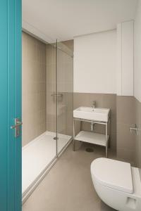 un bagno con wc, doccia e lavandino di Lisbon Serviced Apartments - Alvalade a Lisbona Altre 10 foto