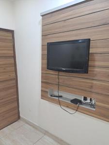 TV a/nebo společenská místnost v ubytování Capital Of Delhi Darshan Hotel