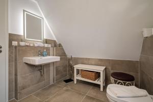 a bathroom with a sink and a toilet at Ferienwohnung Am Höpen in Rechlin +33 photos