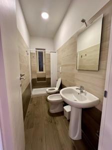 un baño con inodoro y lavabo en La Mignola casa vacanze, en Vieste 10 fotos más