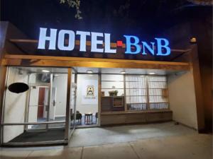 Budova, kde se hotel nachází + 3 fotografie