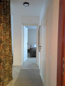 Un pasillo con una puerta que conduce a un dormitorio. en Aia kodu, en Haapsalu