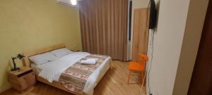 Voodi või voodid majutusasutuse Kenut Hostel toas
