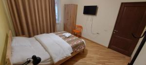 Voodi või voodid majutusasutuse Kenut Hostel toas