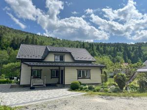 ein kleines Haus mit einer Bank davor in der Unterkunft Karpatske Vidlunnya in Mykulytschyn