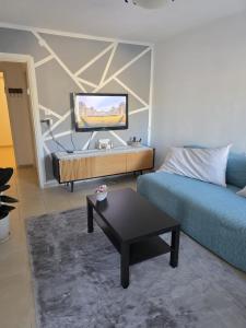 エルサレムにあるJerusalem apartmentのソファとテレビのあるリビングルーム