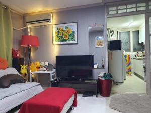 TV a/nebo společenská místnost v ubytování Quiet Accommodation Next to Geumho River