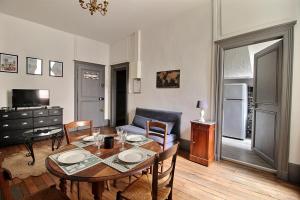 ブールジュにあるLe Logis d'Henri by PRIMO C0NCIERGERIEのテーブルとソファのあるリビングルーム