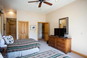 TV a/nebo společenská místnost v ubytování Trail's End Lodge At Deer Valley Resort - Two Bedroom Residence With Spa #401