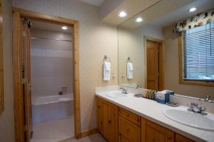 Koupelna v ubytování Trail's End Lodge At Deer Valley Resort - Two Bedroom Residence With Spa #401 + 17 fotografií