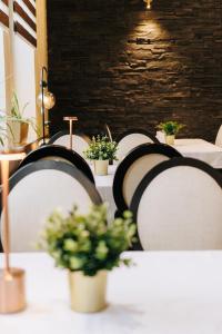 Garni Hotel Biser餐厅或其他用餐的地方