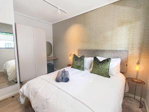 Postel nebo postele na pokoji v ubytování Wavescapes Stylish Beach Getaway