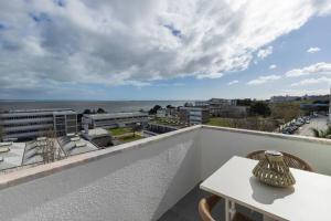 Un balcón con mesa y vista al mar. en 176 - Charming Riverview Apartment, en Oeiras