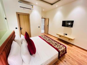 Hotel IP Swarn Near Anand Vihar Vaishali Ghaziabad的电视和/或娱乐中心