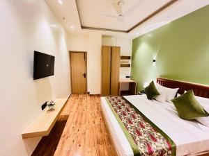 Hotel IP Swarn Near Anand Vihar Vaishali Ghaziabad客房内的一张或多张床位