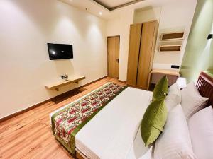 Hotel IP Swarn Near Anand Vihar Vaishali Ghaziabad的电视和/或娱乐中心