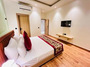 Hotel IP Swarn Near Anand Vihar Vaishali Ghaziabad的电视和/或娱乐中心