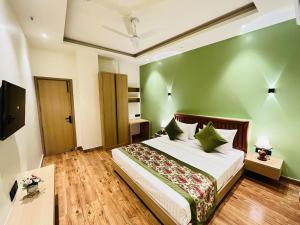 Hotel IP Swarn Near Anand Vihar Vaishali Ghaziabad客房内的一张或多张床位