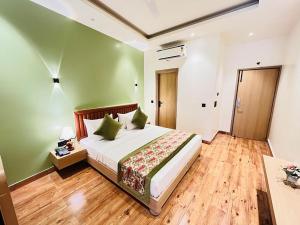 Hotel IP Swarn Near Anand Vihar Vaishali Ghaziabad客房内的一张或多张床位