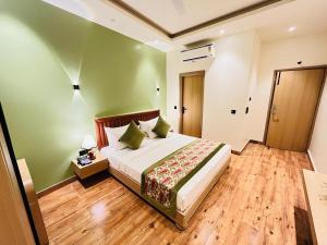 Hotel IP Swarn Near Anand Vihar Vaishali Ghaziabad客房内的一张或多张床位