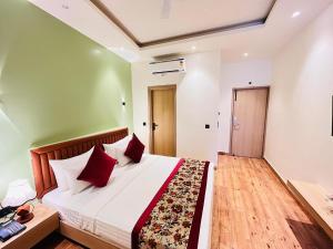 Hotel IP Swarn Near Anand Vihar Vaishali Ghaziabad客房内的一张或多张床位