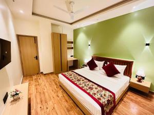 Hotel IP Swarn Near Anand Vihar Vaishali Ghaziabad客房内的一张或多张床位