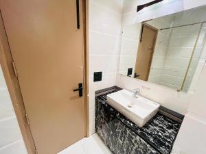 Hotel IP Swarn Near Anand Vihar Vaishali Ghaziabad的一间浴室