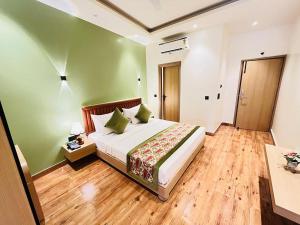 Hotel IP Swarn Near Anand Vihar Vaishali Ghaziabad客房内的一张或多张床位