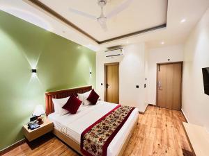 Hotel IP Swarn Near Anand Vihar Vaishali Ghaziabad客房内的一张或多张床位