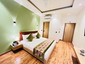 Hotel IP Swarn Near Anand Vihar Vaishali Ghaziabad客房内的一张或多张床位