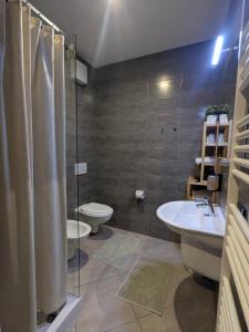 A bathroom at B&B Sul Lago