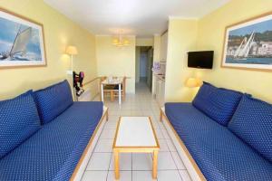 Μια τηλεόραση ή/και κέντρο ψυχαγωγίας στο Apartment 2p with pool near the sea