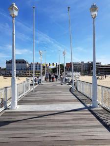 アルカションにあるVaste appartement avec vue sur le port de plaisanceの人々が歩く浜辺の遊歩道