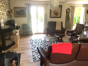 ein Wohnzimmer mit Couch und Stühlen in der Unterkunft Villa avec piscine in La Ciotat