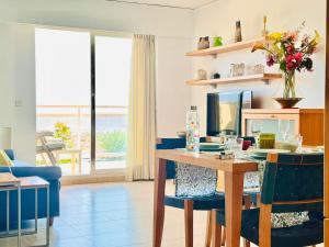 Posezení v ubytování .Apartamento 1a linea de playa + piscina + parking DAIMUS