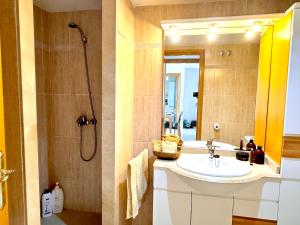 Koupelna v ubytování .Apartamento 1a linea de playa + piscina + parking DAIMUS