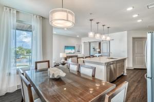 Una cocina y un comedor con mesa y sillas. en The Pointe Unit 121 by 30A Escapes, en Rosemary Beach