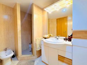 A bathroom at .Apartamento 1a linea de playa + piscina + parking DAIMUS Még 33 kép
