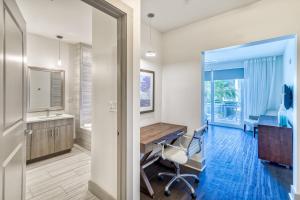 una oficina con escritorio y silla en The Pointe Unit 121 by 30A Escapes, en Rosemary Beach 16 fotos más