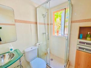 Koupelna v ubytování .Apartamento 1a linea de playa + piscina + parking DAIMUS
