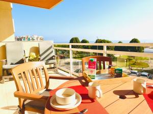 Balkón nebo terasa v ubytování .Apartamento 1a linea de playa + piscina + parking DAIMUS