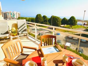 Balkón nebo terasa v ubytování .Apartamento 1a linea de playa + piscina + parking DAIMUS